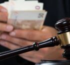 Dinheiro na m&atilde;o de membro do judici&aacute;rio.