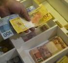 Dinheiro em caixa de loja.