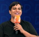 Prefeito eleito de Itapissuma, Jr. de irm&atilde; T&ecirc;ca com o microfone do Portal de Prefeitura.