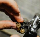 Arma sendo carregada.