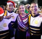 Raquel Lyra ao lado de estudandes da rede estadual de ensino