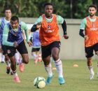 Jogadores do Santa Cruz em treino.
