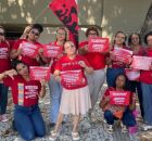 Protesto dos professores na frente da Prefeitura do Recife.