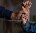 Imagem ilustrativa de um homem segurando um adolescente a for&ccedil;a.