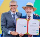 Lula ao lado de ministro.