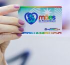 Mulher segurando cart&atilde;o do M&atilde;es de Pernambuco.