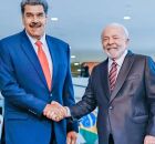 Lula e Maduro apertando as m&atilde;os.