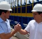 Prefeito do Recife Jo&atilde;o Campos e seu vice, Victor Marques, apertando as m&atilde;os com chap&eacute;us de obra.