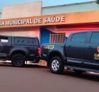 Viaturas do GAECO em frente &agrave; Secretaria Municipal.