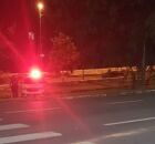 Depois de o motorista ser atingido, o PM caiu e o carro, desgovernado, bateu contra uma &aacute;rvore.