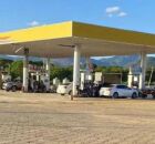 Posto de combust&iacute;vel ondepai esqueceu as filhas.