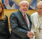 Lula e Janja ao lado do Papa Francisco.