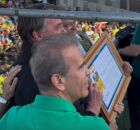 Bolsonaro segurando a placa de cidad&atilde;o vitoriense.