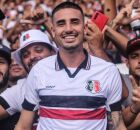 Santa Cruz: nova camisa bate recorde de vendas ap&oacute;s chegada do centroavante Thiago Galhardo