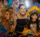 Raquel Lyra com crian&ccedil;as no Carnaval