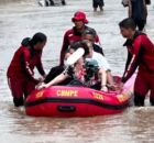 Corpo de Bombeiros de Pernambuco atuando na chuva.