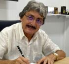 Prefeito Gilvandro Estrela, de Belo Jardim, assinando documento.