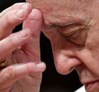 Papa Francisco de olhos fechados.