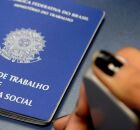 Mulher com carteira de trabalho.