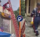 Idoso despenca de telhado ao ser resgatado por bombeiros.