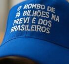  Imagem de um bon&eacute; azul Publicada por Fl&aacute;vio Bolsonaro com a frase: "o rombo de 14 bilh&otilde;es da Previ &eacute; dos brasileiros".
