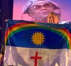 Jair Bolsonaro com a bandeira de Pernambuco