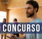 Professor de Educa&ccedil;&atilde;o F&iacute;sica dando aula para crian&ccedil;as. 