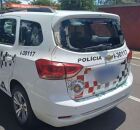 Viatura da Pol&iacute;cia Militar com o vidro quebrado.