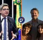 O senador Carlos Portinho e o poster do filme "Ainda Estou Aqui". 