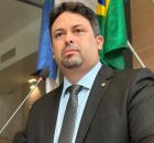 Vereador Felipe Alecrim durante discurso na C&acirc;mara do Recife.