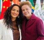 Rosa Amorim durante encontro na China com  a ex-presidente Dilma Rousseff