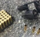 Arma e muni&ccedil;&otilde;es apreendidas pela pol&iacute;cia.