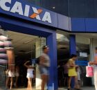 Pessoas transitando em ag&ecirc;ncia banc&aacute;ria da Caixa.