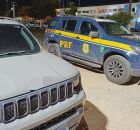 Carro da PRF ao lado de ve&iacute;culo apreendido, em Caruaru.