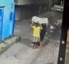 Homem e parceiro roubando material de igreja.