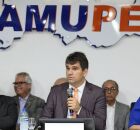 Presidente da Amupe, Marcelo Gouveia, ao lado de Priscila Krause.
