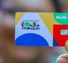 Mulher segurando cart&atilde;o do Bolsa Fam&iacute;lia.