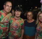 Mano Medeiros, sua esposa Andrea, pessoa com s&iacute;ndrome de down e senhora.