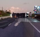 Caminh&atilde;o que transportava combust&iacute;vel tombado na BR-232.