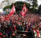Manifestantes reun&iacute;dos no ato contra a anistia