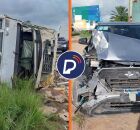 Caminh&atilde;o tomba e deixa homem ferido. 