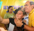 Mano Medeiros entrega de sementes de milho para agricultores.