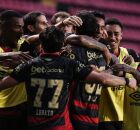 Jogadores do Sport comemoram gol