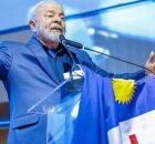Presidente Lula com a bandeira de Pernambuco.