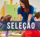 Professora ajudando aluno em atividade. 