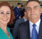 Carla Zambelli ao lado de Bolsonaro. 