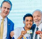 Lula ao lado do ministro da educa&ccedil;&atilde;o, Camilo Santana. 