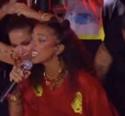 Anitta e Alice Carvalho puxam grito de "sem anistia"