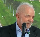 Lula aparece com curativo no rosto ap&oacute;s retirada de pinta no rosto. 