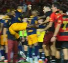 Jogador do Retr&ocirc; d&aacute; voadora em auxiliar t&eacute;cnico do Sport; jogo terminou com oito expulsos